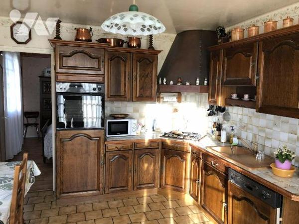 A proximité du centre-ville, une maison de plain-pied comprenant une cuisine aménagée, un salon...