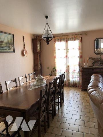 A proximité du centre-ville, une maison de plain-pied comprenant une cuisine aménagée, un salon...