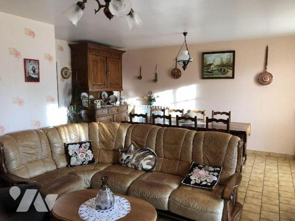 A proximité du centre-ville, une maison de plain-pied comprenant une cuisine aménagée, un salon...