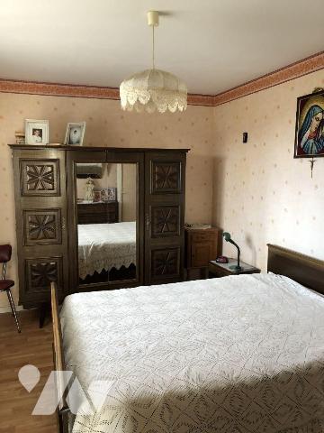 A proximité du centre-ville, une maison de plain-pied comprenant une cuisine aménagée, un salon...