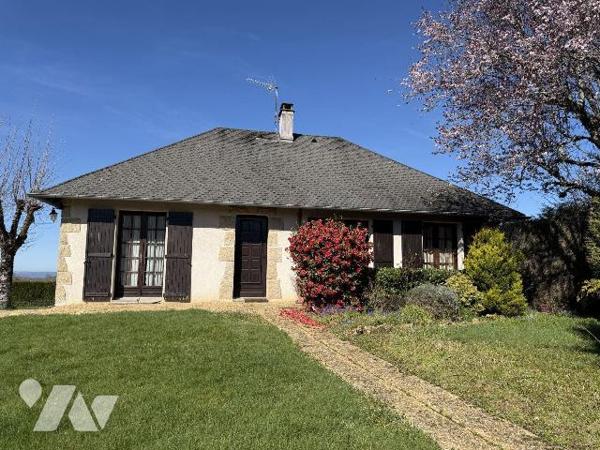 A proximité du centre-ville, une maison de plain-pied comprenant une cuisine aménagée, un salon...