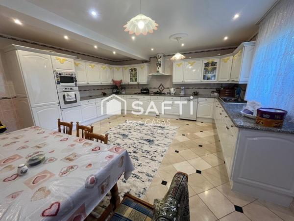 Maison 8 pièces  -  260 m2
