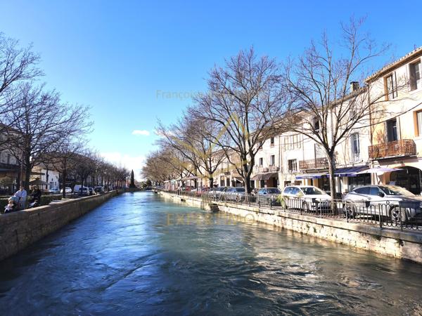 L'Isle-sur-la-Sorgue (84800) Maison de ville sur deux niveaux entièrement restaurée - pas de copropriété - entrée sécurisée