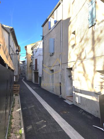 L'Isle-sur-la-Sorgue (84800) Maison de ville sur deux niveaux entièrement restaurée - pas de copropriété - entrée sécurisée