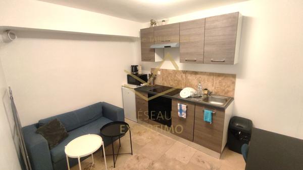 L'Isle-sur-la-Sorgue (84800) Maison de ville sur deux niveaux entièrement restaurée - pas de copropriété - entrée sécurisée