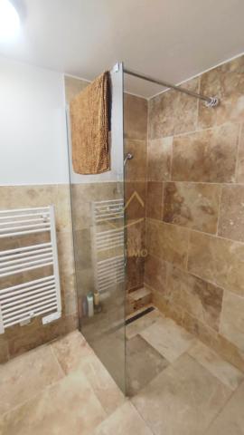 L'Isle-sur-la-Sorgue (84800) Maison de ville sur deux niveaux entièrement restaurée - pas de copropriété - entrée sécurisée