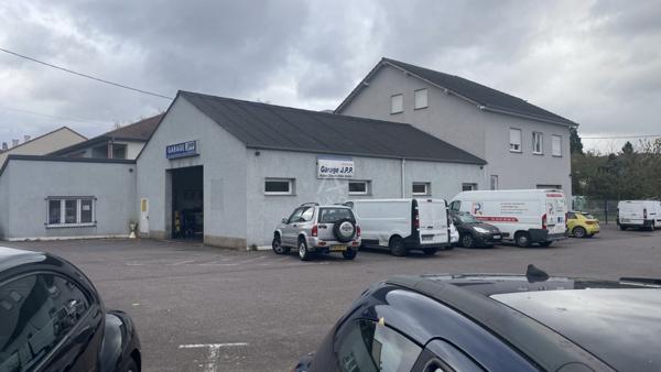 Garage automobile avec deux appartements.