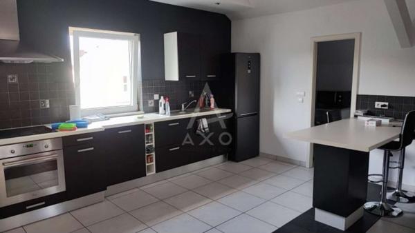 Garage automobile avec deux appartements.