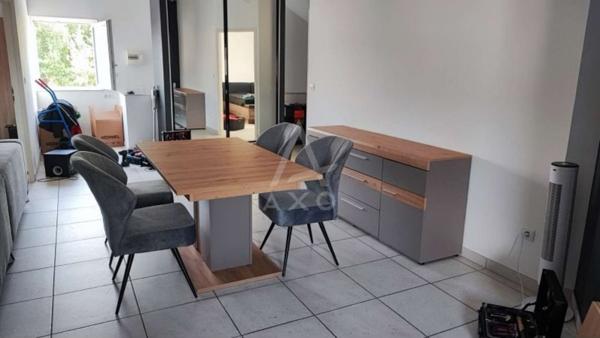 Garage automobile avec deux appartements.