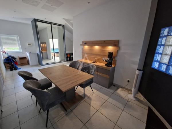 Garage automobile avec deux appartements.