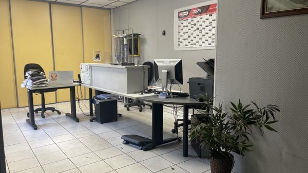 Garage automobile avec deux appartements.