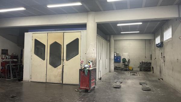 Garage automobile avec deux appartements.