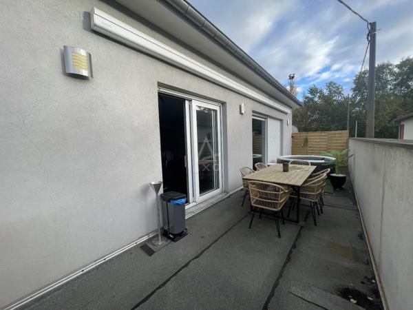 Garage automobile avec deux appartements.