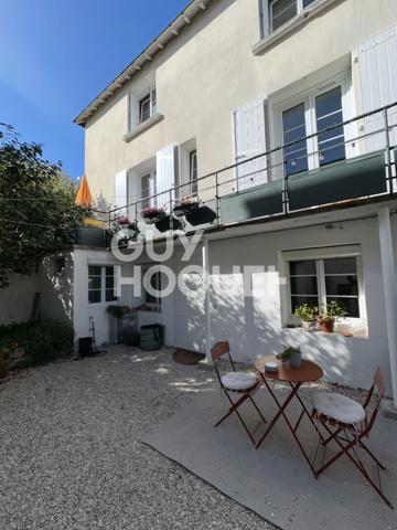 NOUVEAU PRIX - MAISON DE VILLE ATYPIQUE AU CALME -3 CHAMBRES - COUR -BALCON
