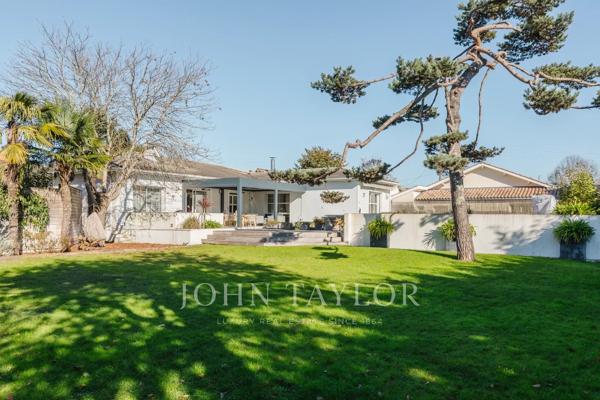 LE BOUSCAT - MAISON DE PLAIN-PIED - DEPENDANCE - JARDIN - PISCINE - JOHN TAYLOR