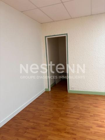 Location local commercial 61 m² ? Pied d'immeuble ? Rue passante ? Proche port et parkings