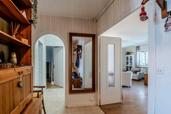 APPARTEMENT TRAVERSANT 77 m², 2 CHAMBRES, VUE PARC & JURA, ANNEMASSE