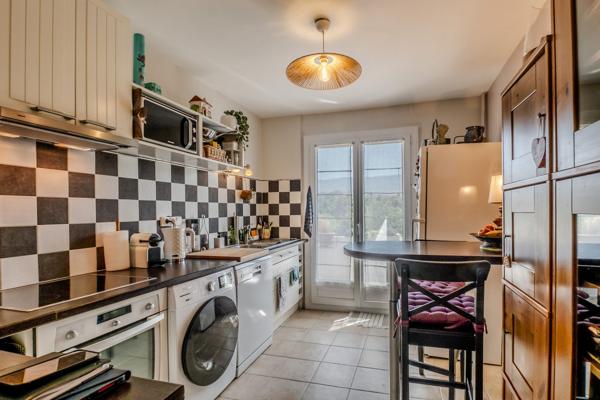 APPARTEMENT TRAVERSANT 77 m², 2 CHAMBRES, VUE PARC & JURA, ANNEMASSE