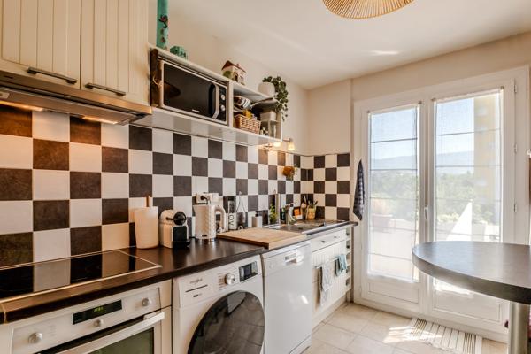 APPARTEMENT TRAVERSANT 77 m², 2 CHAMBRES, VUE PARC & JURA, ANNEMASSE