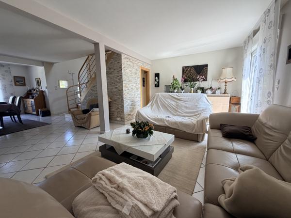 MAISON TRADITIONNELLE CLIMATISEE 128 m² - Vie de plain pied - Environnement paisible