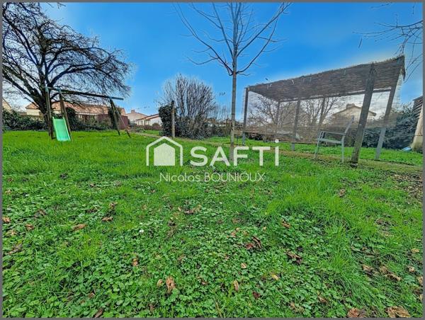 Maison familiale bellement restaurée des années 40 avec un grand jardin à deux minutes du centre ville