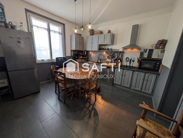 Maison familiale bellement restaurée des années 40 avec un grand jardin à deux minutes du centre ville