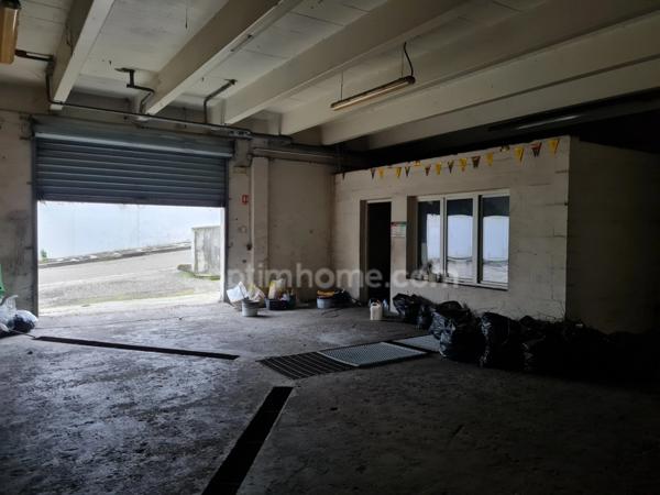 Local commercial de 292 m2 avec bureau et parking à louer à Orgeval au bord de la RN 13