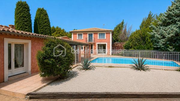 À 5 MIN DE VAISON-LA-ROMAINE | PISCINE • 4 CHAMBRES • IDÉALE RÉSIDENCE SECONDAIRE OU LOCATION SAISONNIÈRE

EXCLUSIVITÉ – Au cœur du Pays de Vaison, entre Ventoux et Dentelles de Montmirail, à seulement 5 minutes de Vaison-la-Romaine, sur la commune de Roaix, découvrez cette maison d’environ 135 m² habitables, idéale pour une résidence secondaire, un gîte ou une activité de location saisonnière.

La partie principale de 105,24 m² comprend, au rez-de-chaussée, une cuisine équipée de 13,29 m² ainsi qu’une pièce de 13,57 m², pouvant être utilisée en 4ᵉ chambre.

À l’étage, l’espace nuit offre 3 grandes chambres de 15 m², 14,67 m² et 15,60 m², une salle de bains avec WC de 5,60 m², une salle d’eau de 5 m² et un WC indépendant.

Côté sud, véritable atout de la maison, une terrasse couverte dessert une belle pièce de vie de 29,77 m², dotée d’une cheminée et orientée vers la piscine, avec possibilité d’y aménager une cuisine d’été.

Le terrain arboré de 699 m², entièrement clos et sans vis-à-vis, accueille une spacieuse piscine sécurisée en forme libre.

Une buanderie, une cave, un local annexe, un garage de 35,66 m² ainsi que plusieurs stationnements à l’intérieur de la propriété complètent l’ensemble.

Déjà ponctuellement exploitée en location saisonnière, la maison bénéficie de tarifs pouvant atteindre 1 500 € la semaine en haute saison.

Une opportunité pour ceux qui recherchent une maison de vacances avec piscine aux portes de Vaison-la-Romaine, tout en conservant la possibilité de générer des revenus locatifs lorsqu’elle n’est pas occupée.

Prix : 330 000 € HAI
Pour tout renseignement ou organiser une visite L’Immo By Céline PASCAL au 06 63 10 02 35