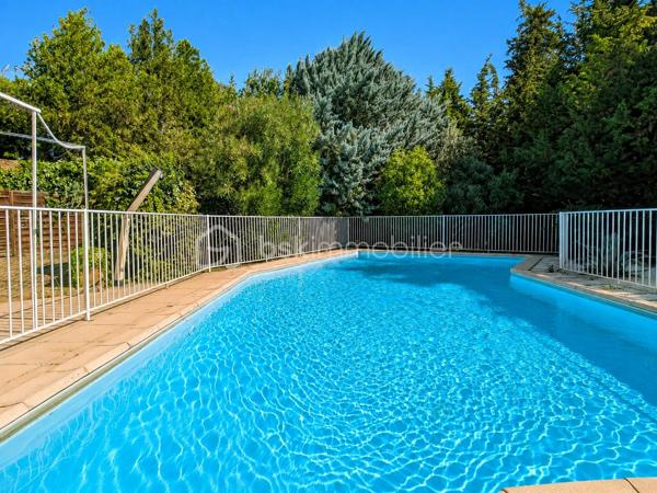 À 5 MIN DE VAISON-LA-ROMAINE | PISCINE • 4 CHAMBRES • IDÉALE RÉSIDENCE SECONDAIRE OU LOCATION SAISONNIÈRE

EXCLUSIVITÉ – Au cœur du Pays de Vaison, entre Ventoux et Dentelles de Montmirail, à seulement 5 minutes de Vaison-la-Romaine, sur la commune de Roaix, découvrez cette maison d’environ 135 m² habitables, idéale pour une résidence secondaire, un gîte ou une activité de location saisonnière.

La partie principale de 105,24 m² comprend, au rez-de-chaussée, une cuisine équipée de 13,29 m² ainsi qu’une pièce de 13,57 m², pouvant être utilisée en 4ᵉ chambre.

À l’étage, l’espace nuit offre 3 grandes chambres de 15 m², 14,67 m² et 15,60 m², une salle de bains avec WC de 5,60 m², une salle d’eau de 5 m² et un WC indépendant.

Côté sud, véritable atout de la maison, une terrasse couverte dessert une belle pièce de vie de 29,77 m², dotée d’une cheminée et orientée vers la piscine, avec possibilité d’y aménager une cuisine d’été.

Le terrain arboré de 699 m², entièrement clos et sans vis-à-vis, accueille une spacieuse piscine sécurisée en forme libre.

Une buanderie, une cave, un local annexe, un garage de 35,66 m² ainsi que plusieurs stationnements à l’intérieur de la propriété complètent l’ensemble.

Déjà ponctuellement exploitée en location saisonnière, la maison bénéficie de tarifs pouvant atteindre 1 500 € la semaine en haute saison.

Une opportunité pour ceux qui recherchent une maison de vacances avec piscine aux portes de Vaison-la-Romaine, tout en conservant la possibilité de générer des revenus locatifs lorsqu’elle n’est pas occupée.

Prix : 330 000 € HAI
Pour tout renseignement ou organiser une visite L’Immo By Céline PASCAL au 06 63 10 02 35