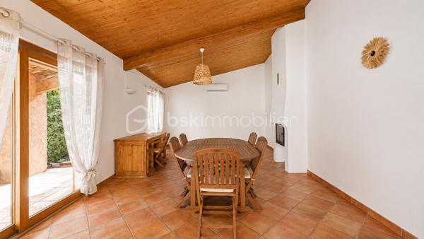 À 5 MIN DE VAISON-LA-ROMAINE | PISCINE • 4 CHAMBRES • IDÉALE RÉSIDENCE SECONDAIRE OU LOCATION SAISONNIÈRE

EXCLUSIVITÉ – Au cœur du Pays de Vaison, entre Ventoux et Dentelles de Montmirail, à seulement 5 minutes de Vaison-la-Romaine, sur la commune de Roaix, découvrez cette maison d’environ 135 m² habitables, idéale pour une résidence secondaire, un gîte ou une activité de location saisonnière.

La partie principale de 105,24 m² comprend, au rez-de-chaussée, une cuisine équipée de 13,29 m² ainsi qu’une pièce de 13,57 m², pouvant être utilisée en 4ᵉ chambre.

À l’étage, l’espace nuit offre 3 grandes chambres de 15 m², 14,67 m² et 15,60 m², une salle de bains avec WC de 5,60 m², une salle d’eau de 5 m² et un WC indépendant.

Côté sud, véritable atout de la maison, une terrasse couverte dessert une belle pièce de vie de 29,77 m², dotée d’une cheminée et orientée vers la piscine, avec possibilité d’y aménager une cuisine d’été.

Le terrain arboré de 699 m², entièrement clos et sans vis-à-vis, accueille une spacieuse piscine sécurisée en forme libre.

Une buanderie, une cave, un local annexe, un garage de 35,66 m² ainsi que plusieurs stationnements à l’intérieur de la propriété complètent l’ensemble.

Déjà ponctuellement exploitée en location saisonnière, la maison bénéficie de tarifs pouvant atteindre 1 500 € la semaine en haute saison.

Une opportunité pour ceux qui recherchent une maison de vacances avec piscine aux portes de Vaison-la-Romaine, tout en conservant la possibilité de générer des revenus locatifs lorsqu’elle n’est pas occupée.

Prix : 330 000 € HAI
Pour tout renseignement ou organiser une visite L’Immo By Céline PASCAL au 06 63 10 02 35