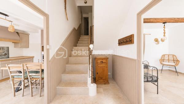 À 5 MIN DE VAISON-LA-ROMAINE | PISCINE • 4 CHAMBRES • IDÉALE RÉSIDENCE SECONDAIRE OU LOCATION SAISONNIÈRE

EXCLUSIVITÉ – Au cœur du Pays de Vaison, entre Ventoux et Dentelles de Montmirail, à seulement 5 minutes de Vaison-la-Romaine, sur la commune de Roaix, découvrez cette maison d’environ 135 m² habitables, idéale pour une résidence secondaire, un gîte ou une activité de location saisonnière.

La partie principale de 105,24 m² comprend, au rez-de-chaussée, une cuisine équipée de 13,29 m² ainsi qu’une pièce de 13,57 m², pouvant être utilisée en 4ᵉ chambre.

À l’étage, l’espace nuit offre 3 grandes chambres de 15 m², 14,67 m² et 15,60 m², une salle de bains avec WC de 5,60 m², une salle d’eau de 5 m² et un WC indépendant.

Côté sud, véritable atout de la maison, une terrasse couverte dessert une belle pièce de vie de 29,77 m², dotée d’une cheminée et orientée vers la piscine, avec possibilité d’y aménager une cuisine d’été.

Le terrain arboré de 699 m², entièrement clos et sans vis-à-vis, accueille une spacieuse piscine sécurisée en forme libre.

Une buanderie, une cave, un local annexe, un garage de 35,66 m² ainsi que plusieurs stationnements à l’intérieur de la propriété complètent l’ensemble.

Déjà ponctuellement exploitée en location saisonnière, la maison bénéficie de tarifs pouvant atteindre 1 500 € la semaine en haute saison.

Une opportunité pour ceux qui recherchent une maison de vacances avec piscine aux portes de Vaison-la-Romaine, tout en conservant la possibilité de générer des revenus locatifs lorsqu’elle n’est pas occupée.

Prix : 330 000 € HAI
Pour tout renseignement ou organiser une visite L’Immo By Céline PASCAL au 06 63 10 02 35