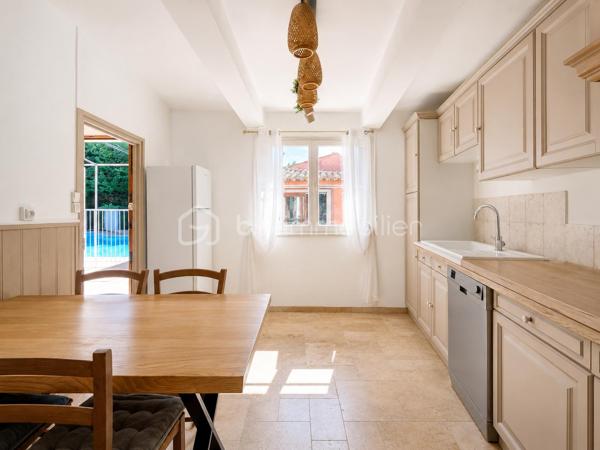 À 5 MIN DE VAISON-LA-ROMAINE | PISCINE • 4 CHAMBRES • IDÉALE RÉSIDENCE SECONDAIRE OU LOCATION SAISONNIÈRE

EXCLUSIVITÉ – Au cœur du Pays de Vaison, entre Ventoux et Dentelles de Montmirail, à seulement 5 minutes de Vaison-la-Romaine, sur la commune de Roaix, découvrez cette maison d’environ 135 m² habitables, idéale pour une résidence secondaire, un gîte ou une activité de location saisonnière.

La partie principale de 105,24 m² comprend, au rez-de-chaussée, une cuisine équipée de 13,29 m² ainsi qu’une pièce de 13,57 m², pouvant être utilisée en 4ᵉ chambre.

À l’étage, l’espace nuit offre 3 grandes chambres de 15 m², 14,67 m² et 15,60 m², une salle de bains avec WC de 5,60 m², une salle d’eau de 5 m² et un WC indépendant.

Côté sud, véritable atout de la maison, une terrasse couverte dessert une belle pièce de vie de 29,77 m², dotée d’une cheminée et orientée vers la piscine, avec possibilité d’y aménager une cuisine d’été.

Le terrain arboré de 699 m², entièrement clos et sans vis-à-vis, accueille une spacieuse piscine sécurisée en forme libre.

Une buanderie, une cave, un local annexe, un garage de 35,66 m² ainsi que plusieurs stationnements à l’intérieur de la propriété complètent l’ensemble.

Déjà ponctuellement exploitée en location saisonnière, la maison bénéficie de tarifs pouvant atteindre 1 500 € la semaine en haute saison.

Une opportunité pour ceux qui recherchent une maison de vacances avec piscine aux portes de Vaison-la-Romaine, tout en conservant la possibilité de générer des revenus locatifs lorsqu’elle n’est pas occupée.

Prix : 330 000 € HAI
Pour tout renseignement ou organiser une visite L’Immo By Céline PASCAL au 06 63 10 02 35