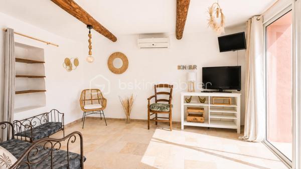 À 5 MIN DE VAISON-LA-ROMAINE | PISCINE • 4 CHAMBRES • IDÉALE RÉSIDENCE SECONDAIRE OU LOCATION SAISONNIÈRE

EXCLUSIVITÉ – Au cœur du Pays de Vaison, entre Ventoux et Dentelles de Montmirail, à seulement 5 minutes de Vaison-la-Romaine, sur la commune de Roaix, découvrez cette maison d’environ 135 m² habitables, idéale pour une résidence secondaire, un gîte ou une activité de location saisonnière.

La partie principale de 105,24 m² comprend, au rez-de-chaussée, une cuisine équipée de 13,29 m² ainsi qu’une pièce de 13,57 m², pouvant être utilisée en 4ᵉ chambre.

À l’étage, l’espace nuit offre 3 grandes chambres de 15 m², 14,67 m² et 15,60 m², une salle de bains avec WC de 5,60 m², une salle d’eau de 5 m² et un WC indépendant.

Côté sud, véritable atout de la maison, une terrasse couverte dessert une belle pièce de vie de 29,77 m², dotée d’une cheminée et orientée vers la piscine, avec possibilité d’y aménager une cuisine d’été.

Le terrain arboré de 699 m², entièrement clos et sans vis-à-vis, accueille une spacieuse piscine sécurisée en forme libre.

Une buanderie, une cave, un local annexe, un garage de 35,66 m² ainsi que plusieurs stationnements à l’intérieur de la propriété complètent l’ensemble.

Déjà ponctuellement exploitée en location saisonnière, la maison bénéficie de tarifs pouvant atteindre 1 500 € la semaine en haute saison.

Une opportunité pour ceux qui recherchent une maison de vacances avec piscine aux portes de Vaison-la-Romaine, tout en conservant la possibilité de générer des revenus locatifs lorsqu’elle n’est pas occupée.

Prix : 330 000 € HAI
Pour tout renseignement ou organiser une visite L’Immo By Céline PASCAL au 06 63 10 02 35