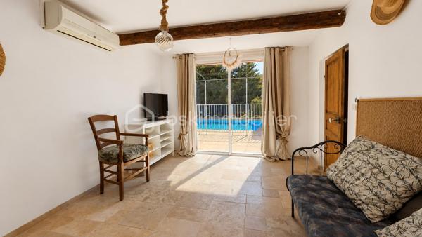 À 5 MIN DE VAISON-LA-ROMAINE | PISCINE • 4 CHAMBRES • IDÉALE RÉSIDENCE SECONDAIRE OU LOCATION SAISONNIÈRE

EXCLUSIVITÉ – Au cœur du Pays de Vaison, entre Ventoux et Dentelles de Montmirail, à seulement 5 minutes de Vaison-la-Romaine, sur la commune de Roaix, découvrez cette maison d’environ 135 m² habitables, idéale pour une résidence secondaire, un gîte ou une activité de location saisonnière.

La partie principale de 105,24 m² comprend, au rez-de-chaussée, une cuisine équipée de 13,29 m² ainsi qu’une pièce de 13,57 m², pouvant être utilisée en 4ᵉ chambre.

À l’étage, l’espace nuit offre 3 grandes chambres de 15 m², 14,67 m² et 15,60 m², une salle de bains avec WC de 5,60 m², une salle d’eau de 5 m² et un WC indépendant.

Côté sud, véritable atout de la maison, une terrasse couverte dessert une belle pièce de vie de 29,77 m², dotée d’une cheminée et orientée vers la piscine, avec possibilité d’y aménager une cuisine d’été.

Le terrain arboré de 699 m², entièrement clos et sans vis-à-vis, accueille une spacieuse piscine sécurisée en forme libre.

Une buanderie, une cave, un local annexe, un garage de 35,66 m² ainsi que plusieurs stationnements à l’intérieur de la propriété complètent l’ensemble.

Déjà ponctuellement exploitée en location saisonnière, la maison bénéficie de tarifs pouvant atteindre 1 500 € la semaine en haute saison.

Une opportunité pour ceux qui recherchent une maison de vacances avec piscine aux portes de Vaison-la-Romaine, tout en conservant la possibilité de générer des revenus locatifs lorsqu’elle n’est pas occupée.

Prix : 330 000 € HAI
Pour tout renseignement ou organiser une visite L’Immo By Céline PASCAL au 06 63 10 02 35