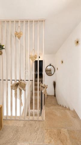 À 5 MIN DE VAISON-LA-ROMAINE | PISCINE • 4 CHAMBRES • IDÉALE RÉSIDENCE SECONDAIRE OU LOCATION SAISONNIÈRE

EXCLUSIVITÉ – Au cœur du Pays de Vaison, entre Ventoux et Dentelles de Montmirail, à seulement 5 minutes de Vaison-la-Romaine, sur la commune de Roaix, découvrez cette maison d’environ 135 m² habitables, idéale pour une résidence secondaire, un gîte ou une activité de location saisonnière.

La partie principale de 105,24 m² comprend, au rez-de-chaussée, une cuisine équipée de 13,29 m² ainsi qu’une pièce de 13,57 m², pouvant être utilisée en 4ᵉ chambre.

À l’étage, l’espace nuit offre 3 grandes chambres de 15 m², 14,67 m² et 15,60 m², une salle de bains avec WC de 5,60 m², une salle d’eau de 5 m² et un WC indépendant.

Côté sud, véritable atout de la maison, une terrasse couverte dessert une belle pièce de vie de 29,77 m², dotée d’une cheminée et orientée vers la piscine, avec possibilité d’y aménager une cuisine d’été.

Le terrain arboré de 699 m², entièrement clos et sans vis-à-vis, accueille une spacieuse piscine sécurisée en forme libre.

Une buanderie, une cave, un local annexe, un garage de 35,66 m² ainsi que plusieurs stationnements à l’intérieur de la propriété complètent l’ensemble.

Déjà ponctuellement exploitée en location saisonnière, la maison bénéficie de tarifs pouvant atteindre 1 500 € la semaine en haute saison.

Une opportunité pour ceux qui recherchent une maison de vacances avec piscine aux portes de Vaison-la-Romaine, tout en conservant la possibilité de générer des revenus locatifs lorsqu’elle n’est pas occupée.

Prix : 330 000 € HAI
Pour tout renseignement ou organiser une visite L’Immo By Céline PASCAL au 06 63 10 02 35