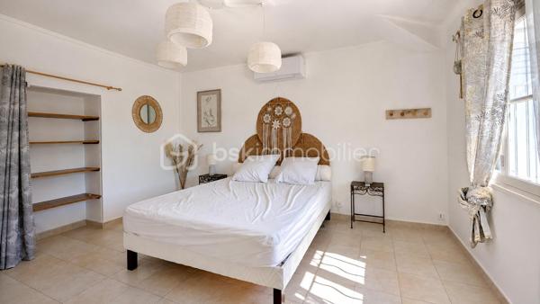 À 5 MIN DE VAISON-LA-ROMAINE | PISCINE • 4 CHAMBRES • IDÉALE RÉSIDENCE SECONDAIRE OU LOCATION SAISONNIÈRE

EXCLUSIVITÉ – Au cœur du Pays de Vaison, entre Ventoux et Dentelles de Montmirail, à seulement 5 minutes de Vaison-la-Romaine, sur la commune de Roaix, découvrez cette maison d’environ 135 m² habitables, idéale pour une résidence secondaire, un gîte ou une activité de location saisonnière.

La partie principale de 105,24 m² comprend, au rez-de-chaussée, une cuisine équipée de 13,29 m² ainsi qu’une pièce de 13,57 m², pouvant être utilisée en 4ᵉ chambre.

À l’étage, l’espace nuit offre 3 grandes chambres de 15 m², 14,67 m² et 15,60 m², une salle de bains avec WC de 5,60 m², une salle d’eau de 5 m² et un WC indépendant.

Côté sud, véritable atout de la maison, une terrasse couverte dessert une belle pièce de vie de 29,77 m², dotée d’une cheminée et orientée vers la piscine, avec possibilité d’y aménager une cuisine d’été.

Le terrain arboré de 699 m², entièrement clos et sans vis-à-vis, accueille une spacieuse piscine sécurisée en forme libre.

Une buanderie, une cave, un local annexe, un garage de 35,66 m² ainsi que plusieurs stationnements à l’intérieur de la propriété complètent l’ensemble.

Déjà ponctuellement exploitée en location saisonnière, la maison bénéficie de tarifs pouvant atteindre 1 500 € la semaine en haute saison.

Une opportunité pour ceux qui recherchent une maison de vacances avec piscine aux portes de Vaison-la-Romaine, tout en conservant la possibilité de générer des revenus locatifs lorsqu’elle n’est pas occupée.

Prix : 330 000 € HAI
Pour tout renseignement ou organiser une visite L’Immo By Céline PASCAL au 06 63 10 02 35