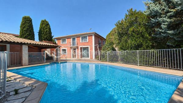 À 5 MIN DE VAISON-LA-ROMAINE | PISCINE • 4 CHAMBRES • IDÉALE RÉSIDENCE SECONDAIRE OU LOCATION SAISONNIÈRE

EXCLUSIVITÉ – Au cœur du Pays de Vaison, entre Ventoux et Dentelles de Montmirail, à seulement 5 minutes de Vaison-la-Romaine, sur la commune de Roaix, découvrez cette maison d’environ 135 m² habitables, idéale pour une résidence secondaire, un gîte ou une activité de location saisonnière.

La partie principale de 105,24 m² comprend, au rez-de-chaussée, une cuisine équipée de 13,29 m² ainsi qu’une pièce de 13,57 m², pouvant être utilisée en 4ᵉ chambre.

À l’étage, l’espace nuit offre 3 grandes chambres de 15 m², 14,67 m² et 15,60 m², une salle de bains avec WC de 5,60 m², une salle d’eau de 5 m² et un WC indépendant.

Côté sud, véritable atout de la maison, une terrasse couverte dessert une belle pièce de vie de 29,77 m², dotée d’une cheminée et orientée vers la piscine, avec possibilité d’y aménager une cuisine d’été.

Le terrain arboré de 699 m², entièrement clos et sans vis-à-vis, accueille une spacieuse piscine sécurisée en forme libre.

Une buanderie, une cave, un local annexe, un garage de 35,66 m² ainsi que plusieurs stationnements à l’intérieur de la propriété complètent l’ensemble.

Déjà ponctuellement exploitée en location saisonnière, la maison bénéficie de tarifs pouvant atteindre 1 500 € la semaine en haute saison.

Une opportunité pour ceux qui recherchent une maison de vacances avec piscine aux portes de Vaison-la-Romaine, tout en conservant la possibilité de générer des revenus locatifs lorsqu’elle n’est pas occupée.

Prix : 330 000 € HAI
Pour tout renseignement ou organiser une visite L’Immo By Céline PASCAL au 06 63 10 02 35