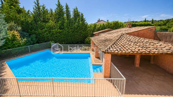 À 5 MIN DE VAISON-LA-ROMAINE | PISCINE • 4 CHAMBRES • IDÉALE RÉSIDENCE SECONDAIRE OU LOCATION SAISONNIÈRE

EXCLUSIVITÉ – Au cœur du Pays de Vaison, entre Ventoux et Dentelles de Montmirail, à seulement 5 minutes de Vaison-la-Romaine, sur la commune de Roaix, découvrez cette maison d’environ 135 m² habitables, idéale pour une résidence secondaire, un gîte ou une activité de location saisonnière.

La partie principale de 105,24 m² comprend, au rez-de-chaussée, une cuisine équipée de 13,29 m² ainsi qu’une pièce de 13,57 m², pouvant être utilisée en 4ᵉ chambre.

À l’étage, l’espace nuit offre 3 grandes chambres de 15 m², 14,67 m² et 15,60 m², une salle de bains avec WC de 5,60 m², une salle d’eau de 5 m² et un WC indépendant.

Côté sud, véritable atout de la maison, une terrasse couverte dessert une belle pièce de vie de 29,77 m², dotée d’une cheminée et orientée vers la piscine, avec possibilité d’y aménager une cuisine d’été.

Le terrain arboré de 699 m², entièrement clos et sans vis-à-vis, accueille une spacieuse piscine sécurisée en forme libre.

Une buanderie, une cave, un local annexe, un garage de 35,66 m² ainsi que plusieurs stationnements à l’intérieur de la propriété complètent l’ensemble.

Déjà ponctuellement exploitée en location saisonnière, la maison bénéficie de tarifs pouvant atteindre 1 500 € la semaine en haute saison.

Une opportunité pour ceux qui recherchent une maison de vacances avec piscine aux portes de Vaison-la-Romaine, tout en conservant la possibilité de générer des revenus locatifs lorsqu’elle n’est pas occupée.

Prix : 330 000 € HAI
Pour tout renseignement ou organiser une visite L’Immo By Céline PASCAL au 06 63 10 02 35