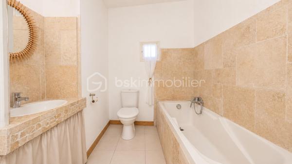 À 5 MIN DE VAISON-LA-ROMAINE | PISCINE • 4 CHAMBRES • IDÉALE RÉSIDENCE SECONDAIRE OU LOCATION SAISONNIÈRE

EXCLUSIVITÉ – Au cœur du Pays de Vaison, entre Ventoux et Dentelles de Montmirail, à seulement 5 minutes de Vaison-la-Romaine, sur la commune de Roaix, découvrez cette maison d’environ 135 m² habitables, idéale pour une résidence secondaire, un gîte ou une activité de location saisonnière.

La partie principale de 105,24 m² comprend, au rez-de-chaussée, une cuisine équipée de 13,29 m² ainsi qu’une pièce de 13,57 m², pouvant être utilisée en 4ᵉ chambre.

À l’étage, l’espace nuit offre 3 grandes chambres de 15 m², 14,67 m² et 15,60 m², une salle de bains avec WC de 5,60 m², une salle d’eau de 5 m² et un WC indépendant.

Côté sud, véritable atout de la maison, une terrasse couverte dessert une belle pièce de vie de 29,77 m², dotée d’une cheminée et orientée vers la piscine, avec possibilité d’y aménager une cuisine d’été.

Le terrain arboré de 699 m², entièrement clos et sans vis-à-vis, accueille une spacieuse piscine sécurisée en forme libre.

Une buanderie, une cave, un local annexe, un garage de 35,66 m² ainsi que plusieurs stationnements à l’intérieur de la propriété complètent l’ensemble.

Déjà ponctuellement exploitée en location saisonnière, la maison bénéficie de tarifs pouvant atteindre 1 500 € la semaine en haute saison.

Une opportunité pour ceux qui recherchent une maison de vacances avec piscine aux portes de Vaison-la-Romaine, tout en conservant la possibilité de générer des revenus locatifs lorsqu’elle n’est pas occupée.

Prix : 330 000 € HAI
Pour tout renseignement ou organiser une visite L’Immo By Céline PASCAL au 06 63 10 02 35