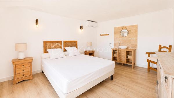 À 5 MIN DE VAISON-LA-ROMAINE | PISCINE • 4 CHAMBRES • IDÉALE RÉSIDENCE SECONDAIRE OU LOCATION SAISONNIÈRE

EXCLUSIVITÉ – Au cœur du Pays de Vaison, entre Ventoux et Dentelles de Montmirail, à seulement 5 minutes de Vaison-la-Romaine, sur la commune de Roaix, découvrez cette maison d’environ 135 m² habitables, idéale pour une résidence secondaire, un gîte ou une activité de location saisonnière.

La partie principale de 105,24 m² comprend, au rez-de-chaussée, une cuisine équipée de 13,29 m² ainsi qu’une pièce de 13,57 m², pouvant être utilisée en 4ᵉ chambre.

À l’étage, l’espace nuit offre 3 grandes chambres de 15 m², 14,67 m² et 15,60 m², une salle de bains avec WC de 5,60 m², une salle d’eau de 5 m² et un WC indépendant.

Côté sud, véritable atout de la maison, une terrasse couverte dessert une belle pièce de vie de 29,77 m², dotée d’une cheminée et orientée vers la piscine, avec possibilité d’y aménager une cuisine d’été.

Le terrain arboré de 699 m², entièrement clos et sans vis-à-vis, accueille une spacieuse piscine sécurisée en forme libre.

Une buanderie, une cave, un local annexe, un garage de 35,66 m² ainsi que plusieurs stationnements à l’intérieur de la propriété complètent l’ensemble.

Déjà ponctuellement exploitée en location saisonnière, la maison bénéficie de tarifs pouvant atteindre 1 500 € la semaine en haute saison.

Une opportunité pour ceux qui recherchent une maison de vacances avec piscine aux portes de Vaison-la-Romaine, tout en conservant la possibilité de générer des revenus locatifs lorsqu’elle n’est pas occupée.

Prix : 330 000 € HAI
Pour tout renseignement ou organiser une visite L’Immo By Céline PASCAL au 06 63 10 02 35