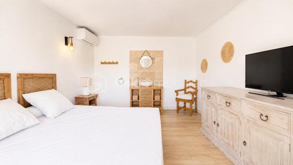 À 5 MIN DE VAISON-LA-ROMAINE | PISCINE • 4 CHAMBRES • IDÉALE RÉSIDENCE SECONDAIRE OU LOCATION SAISONNIÈRE

EXCLUSIVITÉ – Au cœur du Pays de Vaison, entre Ventoux et Dentelles de Montmirail, à seulement 5 minutes de Vaison-la-Romaine, sur la commune de Roaix, découvrez cette maison d’environ 135 m² habitables, idéale pour une résidence secondaire, un gîte ou une activité de location saisonnière.

La partie principale de 105,24 m² comprend, au rez-de-chaussée, une cuisine équipée de 13,29 m² ainsi qu’une pièce de 13,57 m², pouvant être utilisée en 4ᵉ chambre.

À l’étage, l’espace nuit offre 3 grandes chambres de 15 m², 14,67 m² et 15,60 m², une salle de bains avec WC de 5,60 m², une salle d’eau de 5 m² et un WC indépendant.

Côté sud, véritable atout de la maison, une terrasse couverte dessert une belle pièce de vie de 29,77 m², dotée d’une cheminée et orientée vers la piscine, avec possibilité d’y aménager une cuisine d’été.

Le terrain arboré de 699 m², entièrement clos et sans vis-à-vis, accueille une spacieuse piscine sécurisée en forme libre.

Une buanderie, une cave, un local annexe, un garage de 35,66 m² ainsi que plusieurs stationnements à l’intérieur de la propriété complètent l’ensemble.

Déjà ponctuellement exploitée en location saisonnière, la maison bénéficie de tarifs pouvant atteindre 1 500 € la semaine en haute saison.

Une opportunité pour ceux qui recherchent une maison de vacances avec piscine aux portes de Vaison-la-Romaine, tout en conservant la possibilité de générer des revenus locatifs lorsqu’elle n’est pas occupée.

Prix : 330 000 € HAI
Pour tout renseignement ou organiser une visite L’Immo By Céline PASCAL au 06 63 10 02 35
