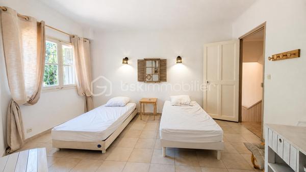 À 5 MIN DE VAISON-LA-ROMAINE | PISCINE • 4 CHAMBRES • IDÉALE RÉSIDENCE SECONDAIRE OU LOCATION SAISONNIÈRE

EXCLUSIVITÉ – Au cœur du Pays de Vaison, entre Ventoux et Dentelles de Montmirail, à seulement 5 minutes de Vaison-la-Romaine, sur la commune de Roaix, découvrez cette maison d’environ 135 m² habitables, idéale pour une résidence secondaire, un gîte ou une activité de location saisonnière.

La partie principale de 105,24 m² comprend, au rez-de-chaussée, une cuisine équipée de 13,29 m² ainsi qu’une pièce de 13,57 m², pouvant être utilisée en 4ᵉ chambre.

À l’étage, l’espace nuit offre 3 grandes chambres de 15 m², 14,67 m² et 15,60 m², une salle de bains avec WC de 5,60 m², une salle d’eau de 5 m² et un WC indépendant.

Côté sud, véritable atout de la maison, une terrasse couverte dessert une belle pièce de vie de 29,77 m², dotée d’une cheminée et orientée vers la piscine, avec possibilité d’y aménager une cuisine d’été.

Le terrain arboré de 699 m², entièrement clos et sans vis-à-vis, accueille une spacieuse piscine sécurisée en forme libre.

Une buanderie, une cave, un local annexe, un garage de 35,66 m² ainsi que plusieurs stationnements à l’intérieur de la propriété complètent l’ensemble.

Déjà ponctuellement exploitée en location saisonnière, la maison bénéficie de tarifs pouvant atteindre 1 500 € la semaine en haute saison.

Une opportunité pour ceux qui recherchent une maison de vacances avec piscine aux portes de Vaison-la-Romaine, tout en conservant la possibilité de générer des revenus locatifs lorsqu’elle n’est pas occupée.

Prix : 330 000 € HAI
Pour tout renseignement ou organiser une visite L’Immo By Céline PASCAL au 06 63 10 02 35