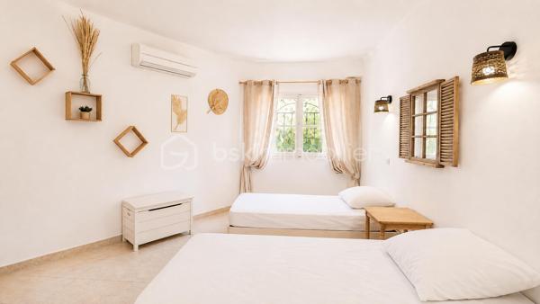 À 5 MIN DE VAISON-LA-ROMAINE | PISCINE • 4 CHAMBRES • IDÉALE RÉSIDENCE SECONDAIRE OU LOCATION SAISONNIÈRE

EXCLUSIVITÉ – Au cœur du Pays de Vaison, entre Ventoux et Dentelles de Montmirail, à seulement 5 minutes de Vaison-la-Romaine, sur la commune de Roaix, découvrez cette maison d’environ 135 m² habitables, idéale pour une résidence secondaire, un gîte ou une activité de location saisonnière.

La partie principale de 105,24 m² comprend, au rez-de-chaussée, une cuisine équipée de 13,29 m² ainsi qu’une pièce de 13,57 m², pouvant être utilisée en 4ᵉ chambre.

À l’étage, l’espace nuit offre 3 grandes chambres de 15 m², 14,67 m² et 15,60 m², une salle de bains avec WC de 5,60 m², une salle d’eau de 5 m² et un WC indépendant.

Côté sud, véritable atout de la maison, une terrasse couverte dessert une belle pièce de vie de 29,77 m², dotée d’une cheminée et orientée vers la piscine, avec possibilité d’y aménager une cuisine d’été.

Le terrain arboré de 699 m², entièrement clos et sans vis-à-vis, accueille une spacieuse piscine sécurisée en forme libre.

Une buanderie, une cave, un local annexe, un garage de 35,66 m² ainsi que plusieurs stationnements à l’intérieur de la propriété complètent l’ensemble.

Déjà ponctuellement exploitée en location saisonnière, la maison bénéficie de tarifs pouvant atteindre 1 500 € la semaine en haute saison.

Une opportunité pour ceux qui recherchent une maison de vacances avec piscine aux portes de Vaison-la-Romaine, tout en conservant la possibilité de générer des revenus locatifs lorsqu’elle n’est pas occupée.

Prix : 330 000 € HAI
Pour tout renseignement ou organiser une visite L’Immo By Céline PASCAL au 06 63 10 02 35