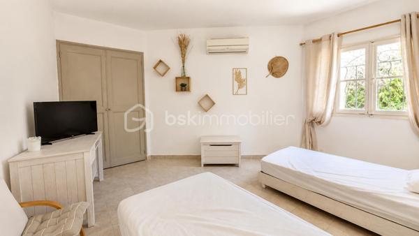 À 5 MIN DE VAISON-LA-ROMAINE | PISCINE • 4 CHAMBRES • IDÉALE RÉSIDENCE SECONDAIRE OU LOCATION SAISONNIÈRE

EXCLUSIVITÉ – Au cœur du Pays de Vaison, entre Ventoux et Dentelles de Montmirail, à seulement 5 minutes de Vaison-la-Romaine, sur la commune de Roaix, découvrez cette maison d’environ 135 m² habitables, idéale pour une résidence secondaire, un gîte ou une activité de location saisonnière.

La partie principale de 105,24 m² comprend, au rez-de-chaussée, une cuisine équipée de 13,29 m² ainsi qu’une pièce de 13,57 m², pouvant être utilisée en 4ᵉ chambre.

À l’étage, l’espace nuit offre 3 grandes chambres de 15 m², 14,67 m² et 15,60 m², une salle de bains avec WC de 5,60 m², une salle d’eau de 5 m² et un WC indépendant.

Côté sud, véritable atout de la maison, une terrasse couverte dessert une belle pièce de vie de 29,77 m², dotée d’une cheminée et orientée vers la piscine, avec possibilité d’y aménager une cuisine d’été.

Le terrain arboré de 699 m², entièrement clos et sans vis-à-vis, accueille une spacieuse piscine sécurisée en forme libre.

Une buanderie, une cave, un local annexe, un garage de 35,66 m² ainsi que plusieurs stationnements à l’intérieur de la propriété complètent l’ensemble.

Déjà ponctuellement exploitée en location saisonnière, la maison bénéficie de tarifs pouvant atteindre 1 500 € la semaine en haute saison.

Une opportunité pour ceux qui recherchent une maison de vacances avec piscine aux portes de Vaison-la-Romaine, tout en conservant la possibilité de générer des revenus locatifs lorsqu’elle n’est pas occupée.

Prix : 330 000 € HAI
Pour tout renseignement ou organiser une visite L’Immo By Céline PASCAL au 06 63 10 02 35