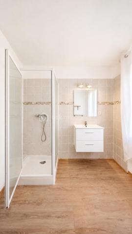 À 5 MIN DE VAISON-LA-ROMAINE | PISCINE • 4 CHAMBRES • IDÉALE RÉSIDENCE SECONDAIRE OU LOCATION SAISONNIÈRE

EXCLUSIVITÉ – Au cœur du Pays de Vaison, entre Ventoux et Dentelles de Montmirail, à seulement 5 minutes de Vaison-la-Romaine, sur la commune de Roaix, découvrez cette maison d’environ 135 m² habitables, idéale pour une résidence secondaire, un gîte ou une activité de location saisonnière.

La partie principale de 105,24 m² comprend, au rez-de-chaussée, une cuisine équipée de 13,29 m² ainsi qu’une pièce de 13,57 m², pouvant être utilisée en 4ᵉ chambre.

À l’étage, l’espace nuit offre 3 grandes chambres de 15 m², 14,67 m² et 15,60 m², une salle de bains avec WC de 5,60 m², une salle d’eau de 5 m² et un WC indépendant.

Côté sud, véritable atout de la maison, une terrasse couverte dessert une belle pièce de vie de 29,77 m², dotée d’une cheminée et orientée vers la piscine, avec possibilité d’y aménager une cuisine d’été.

Le terrain arboré de 699 m², entièrement clos et sans vis-à-vis, accueille une spacieuse piscine sécurisée en forme libre.

Une buanderie, une cave, un local annexe, un garage de 35,66 m² ainsi que plusieurs stationnements à l’intérieur de la propriété complètent l’ensemble.

Déjà ponctuellement exploitée en location saisonnière, la maison bénéficie de tarifs pouvant atteindre 1 500 € la semaine en haute saison.

Une opportunité pour ceux qui recherchent une maison de vacances avec piscine aux portes de Vaison-la-Romaine, tout en conservant la possibilité de générer des revenus locatifs lorsqu’elle n’est pas occupée.

Prix : 330 000 € HAI
Pour tout renseignement ou organiser une visite L’Immo By Céline PASCAL au 06 63 10 02 35