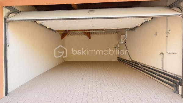 À 5 MIN DE VAISON-LA-ROMAINE | PISCINE • 4 CHAMBRES • IDÉALE RÉSIDENCE SECONDAIRE OU LOCATION SAISONNIÈRE

EXCLUSIVITÉ – Au cœur du Pays de Vaison, entre Ventoux et Dentelles de Montmirail, à seulement 5 minutes de Vaison-la-Romaine, sur la commune de Roaix, découvrez cette maison d’environ 135 m² habitables, idéale pour une résidence secondaire, un gîte ou une activité de location saisonnière.

La partie principale de 105,24 m² comprend, au rez-de-chaussée, une cuisine équipée de 13,29 m² ainsi qu’une pièce de 13,57 m², pouvant être utilisée en 4ᵉ chambre.

À l’étage, l’espace nuit offre 3 grandes chambres de 15 m², 14,67 m² et 15,60 m², une salle de bains avec WC de 5,60 m², une salle d’eau de 5 m² et un WC indépendant.

Côté sud, véritable atout de la maison, une terrasse couverte dessert une belle pièce de vie de 29,77 m², dotée d’une cheminée et orientée vers la piscine, avec possibilité d’y aménager une cuisine d’été.

Le terrain arboré de 699 m², entièrement clos et sans vis-à-vis, accueille une spacieuse piscine sécurisée en forme libre.

Une buanderie, une cave, un local annexe, un garage de 35,66 m² ainsi que plusieurs stationnements à l’intérieur de la propriété complètent l’ensemble.

Déjà ponctuellement exploitée en location saisonnière, la maison bénéficie de tarifs pouvant atteindre 1 500 € la semaine en haute saison.

Une opportunité pour ceux qui recherchent une maison de vacances avec piscine aux portes de Vaison-la-Romaine, tout en conservant la possibilité de générer des revenus locatifs lorsqu’elle n’est pas occupée.

Prix : 330 000 € HAI
Pour tout renseignement ou organiser une visite L’Immo By Céline PASCAL au 06 63 10 02 35