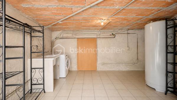 À 5 MIN DE VAISON-LA-ROMAINE | PISCINE • 4 CHAMBRES • IDÉALE RÉSIDENCE SECONDAIRE OU LOCATION SAISONNIÈRE

EXCLUSIVITÉ – Au cœur du Pays de Vaison, entre Ventoux et Dentelles de Montmirail, à seulement 5 minutes de Vaison-la-Romaine, sur la commune de Roaix, découvrez cette maison d’environ 135 m² habitables, idéale pour une résidence secondaire, un gîte ou une activité de location saisonnière.

La partie principale de 105,24 m² comprend, au rez-de-chaussée, une cuisine équipée de 13,29 m² ainsi qu’une pièce de 13,57 m², pouvant être utilisée en 4ᵉ chambre.

À l’étage, l’espace nuit offre 3 grandes chambres de 15 m², 14,67 m² et 15,60 m², une salle de bains avec WC de 5,60 m², une salle d’eau de 5 m² et un WC indépendant.

Côté sud, véritable atout de la maison, une terrasse couverte dessert une belle pièce de vie de 29,77 m², dotée d’une cheminée et orientée vers la piscine, avec possibilité d’y aménager une cuisine d’été.

Le terrain arboré de 699 m², entièrement clos et sans vis-à-vis, accueille une spacieuse piscine sécurisée en forme libre.

Une buanderie, une cave, un local annexe, un garage de 35,66 m² ainsi que plusieurs stationnements à l’intérieur de la propriété complètent l’ensemble.

Déjà ponctuellement exploitée en location saisonnière, la maison bénéficie de tarifs pouvant atteindre 1 500 € la semaine en haute saison.

Une opportunité pour ceux qui recherchent une maison de vacances avec piscine aux portes de Vaison-la-Romaine, tout en conservant la possibilité de générer des revenus locatifs lorsqu’elle n’est pas occupée.

Prix : 330 000 € HAI
Pour tout renseignement ou organiser une visite L’Immo By Céline PASCAL au 06 63 10 02 35