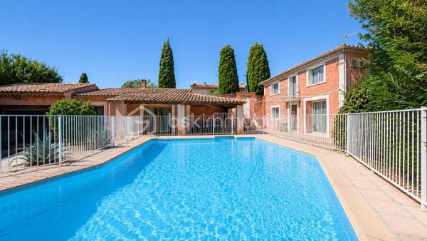 À 5 MIN DE VAISON-LA-ROMAINE | PISCINE • 4 CHAMBRES • IDÉALE RÉSIDENCE SECONDAIRE OU LOCATION SAISONNIÈRE

EXCLUSIVITÉ – Au cœur du Pays de Vaison, entre Ventoux et Dentelles de Montmirail, à seulement 5 minutes de Vaison-la-Romaine, sur la commune de Roaix, découvrez cette maison d’environ 135 m² habitables, idéale pour une résidence secondaire, un gîte ou une activité de location saisonnière.

La partie principale de 105,24 m² comprend, au rez-de-chaussée, une cuisine équipée de 13,29 m² ainsi qu’une pièce de 13,57 m², pouvant être utilisée en 4ᵉ chambre.

À l’étage, l’espace nuit offre 3 grandes chambres de 15 m², 14,67 m² et 15,60 m², une salle de bains avec WC de 5,60 m², une salle d’eau de 5 m² et un WC indépendant.

Côté sud, véritable atout de la maison, une terrasse couverte dessert une belle pièce de vie de 29,77 m², dotée d’une cheminée et orientée vers la piscine, avec possibilité d’y aménager une cuisine d’été.

Le terrain arboré de 699 m², entièrement clos et sans vis-à-vis, accueille une spacieuse piscine sécurisée en forme libre.

Une buanderie, une cave, un local annexe, un garage de 35,66 m² ainsi que plusieurs stationnements à l’intérieur de la propriété complètent l’ensemble.

Déjà ponctuellement exploitée en location saisonnière, la maison bénéficie de tarifs pouvant atteindre 1 500 € la semaine en haute saison.

Une opportunité pour ceux qui recherchent une maison de vacances avec piscine aux portes de Vaison-la-Romaine, tout en conservant la possibilité de générer des revenus locatifs lorsqu’elle n’est pas occupée.

Prix : 330 000 € HAI
Pour tout renseignement ou organiser une visite L’Immo By Céline PASCAL au 06 63 10 02 35