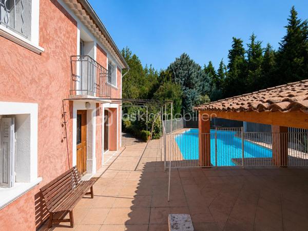 À 5 MIN DE VAISON-LA-ROMAINE | PISCINE • 4 CHAMBRES • IDÉALE RÉSIDENCE SECONDAIRE OU LOCATION SAISONNIÈRE

EXCLUSIVITÉ – Au cœur du Pays de Vaison, entre Ventoux et Dentelles de Montmirail, à seulement 5 minutes de Vaison-la-Romaine, sur la commune de Roaix, découvrez cette maison d’environ 135 m² habitables, idéale pour une résidence secondaire, un gîte ou une activité de location saisonnière.

La partie principale de 105,24 m² comprend, au rez-de-chaussée, une cuisine équipée de 13,29 m² ainsi qu’une pièce de 13,57 m², pouvant être utilisée en 4ᵉ chambre.

À l’étage, l’espace nuit offre 3 grandes chambres de 15 m², 14,67 m² et 15,60 m², une salle de bains avec WC de 5,60 m², une salle d’eau de 5 m² et un WC indépendant.

Côté sud, véritable atout de la maison, une terrasse couverte dessert une belle pièce de vie de 29,77 m², dotée d’une cheminée et orientée vers la piscine, avec possibilité d’y aménager une cuisine d’été.

Le terrain arboré de 699 m², entièrement clos et sans vis-à-vis, accueille une spacieuse piscine sécurisée en forme libre.

Une buanderie, une cave, un local annexe, un garage de 35,66 m² ainsi que plusieurs stationnements à l’intérieur de la propriété complètent l’ensemble.

Déjà ponctuellement exploitée en location saisonnière, la maison bénéficie de tarifs pouvant atteindre 1 500 € la semaine en haute saison.

Une opportunité pour ceux qui recherchent une maison de vacances avec piscine aux portes de Vaison-la-Romaine, tout en conservant la possibilité de générer des revenus locatifs lorsqu’elle n’est pas occupée.

Prix : 330 000 € HAI
Pour tout renseignement ou organiser une visite L’Immo By Céline PASCAL au 06 63 10 02 35