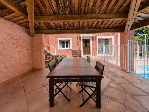 À 5 MIN DE VAISON-LA-ROMAINE | PISCINE • 4 CHAMBRES • IDÉALE RÉSIDENCE SECONDAIRE OU LOCATION SAISONNIÈRE

EXCLUSIVITÉ – Au cœur du Pays de Vaison, entre Ventoux et Dentelles de Montmirail, à seulement 5 minutes de Vaison-la-Romaine, sur la commune de Roaix, découvrez cette maison d’environ 135 m² habitables, idéale pour une résidence secondaire, un gîte ou une activité de location saisonnière.

La partie principale de 105,24 m² comprend, au rez-de-chaussée, une cuisine équipée de 13,29 m² ainsi qu’une pièce de 13,57 m², pouvant être utilisée en 4ᵉ chambre.

À l’étage, l’espace nuit offre 3 grandes chambres de 15 m², 14,67 m² et 15,60 m², une salle de bains avec WC de 5,60 m², une salle d’eau de 5 m² et un WC indépendant.

Côté sud, véritable atout de la maison, une terrasse couverte dessert une belle pièce de vie de 29,77 m², dotée d’une cheminée et orientée vers la piscine, avec possibilité d’y aménager une cuisine d’été.

Le terrain arboré de 699 m², entièrement clos et sans vis-à-vis, accueille une spacieuse piscine sécurisée en forme libre.

Une buanderie, une cave, un local annexe, un garage de 35,66 m² ainsi que plusieurs stationnements à l’intérieur de la propriété complètent l’ensemble.

Déjà ponctuellement exploitée en location saisonnière, la maison bénéficie de tarifs pouvant atteindre 1 500 € la semaine en haute saison.

Une opportunité pour ceux qui recherchent une maison de vacances avec piscine aux portes de Vaison-la-Romaine, tout en conservant la possibilité de générer des revenus locatifs lorsqu’elle n’est pas occupée.

Prix : 330 000 € HAI
Pour tout renseignement ou organiser une visite L’Immo By Céline PASCAL au 06 63 10 02 35